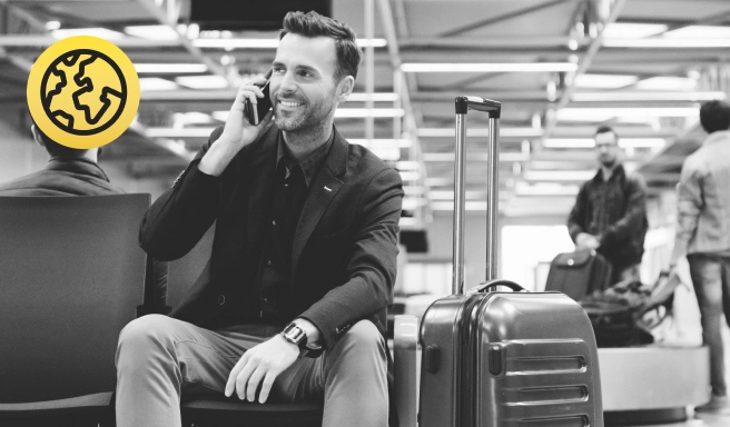 Imagen de una persona esperando en el aeropuerto con una maleta
