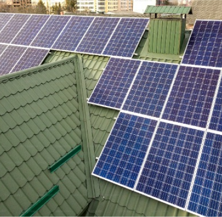 Imagen de una vivienda con placas solares instaladas en el tejado