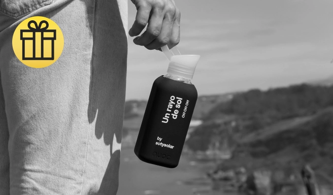 Imagen de una persona sosteniendo una botella sostenible Nuoc